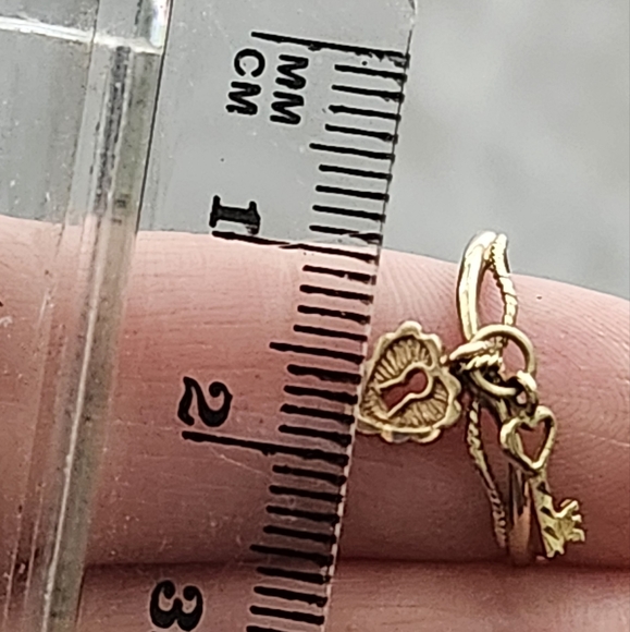 10kt gold lock and key heart ring - Picture 6 of 6